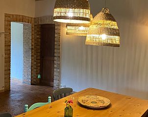 Vakantiehuis in Morcenx, Aquitaine: knusse eetruimte met houten interieur en warme verlichting.