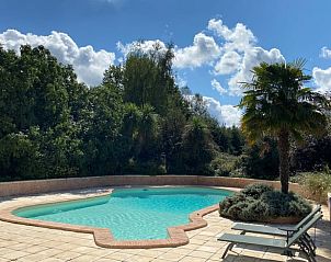 Verfris jezelf in het zwembad van Vakantiehuis in Lamonzie-Saint-Martin, te midden van de groene natuur van Aquitaine, Frankrijk.