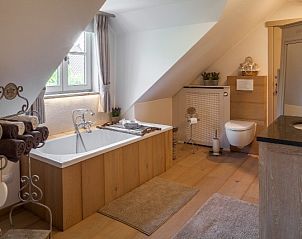 Luxe badkamer in 't Paulsenhof vakantiehuis, Bocholt, Limburg, Belgi, met bad en natuurlijke elementen.