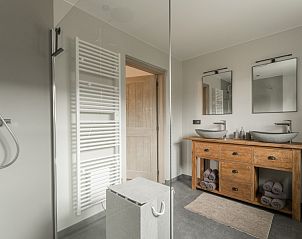 Moderne badkamer in 't Paulsenhof, Bocholt, Limburg, Belgi, met dubbele wastafel en douche.