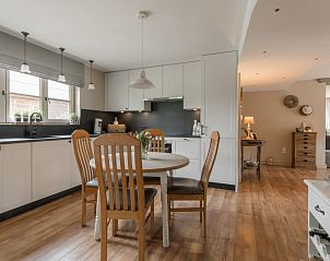 Ruime keuken in 't Paulsenhof, Bocholt, Limburg, Belgi, met eetruimte en moderne apparatuur.