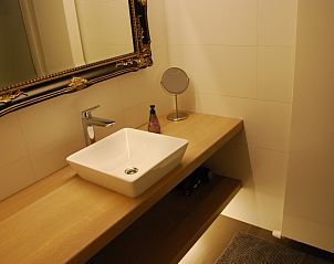 Stijlvolle badkamer in Akkermanshof vakantiehuis, Bocholt, Limburg, Belgi met moderne inrichting.