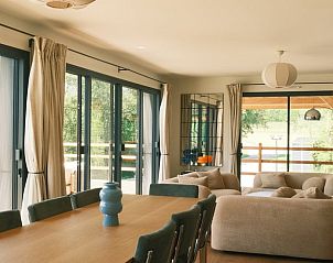 Lichte woonkamer van Huisje in BEAUCHAMPS, een vakantiehuis in Beauchamps, Picardie, met comfortabele zitruimte en zicht op de groene omgeving.