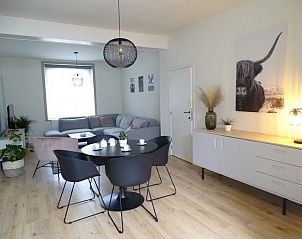 Ruime eetkamer in Mzik vakantiehuis Maasmechelen, Limburg, Belgi, met sfeervolle inrichting.