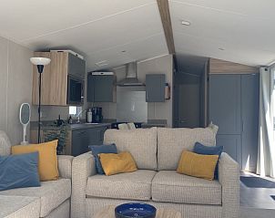 Moderne keuken en comfortabele zitruimte in Vakantieverblijf Shecoco, Maasmechelen, Limburg, Belgi.