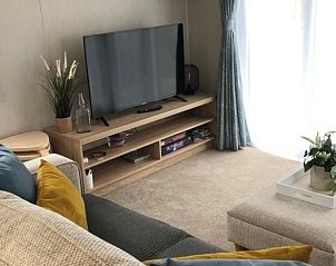 Gezellige woonkamer met flatscreen-tv in Vakantieverblijf Shecoco, Maasmechelen, Limburg, Belgi.