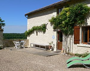 Vakantiehuis in Vouneuil sur Vienne biedt een charmant terras met uitzicht op de natuur van Poitou-Charentes, Frankrijk.