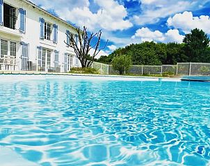 Ontspan bij het zwembad van Vakantiehuis in Arvert - Ronce-Les-bains, gelegen in het schilderachtige Poitou-Charentes, Frankrijk.