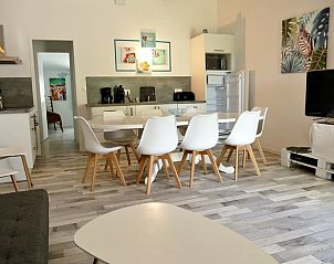 Stijlvolle eetkamer en keuken in Vakantiehuis in Arvert - Ronce-Les-bains, Frankrijk. Geniet van moderne voorzieningen in een charmante vakantiewoning.