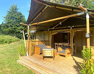 Ervaar luxe kamperen in de Safaritent + sanitair in Saulgond, Poitou-Charentes, met een ruim terras en groene omgeving.