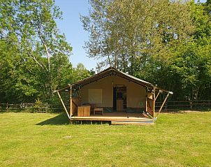 Ontdek de rust van Saulgond in Poitou-Charentes, Frankrijk, in de Safaritent + sanitair, een comfortabele vakantieaccommodatie met eigen sanitair.