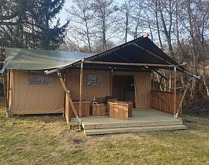 Ervaar luxe kamperen in de Safaritent met sanitair in Saulgond, Poitou-Charentes. Unieke glamping lodge met terras.