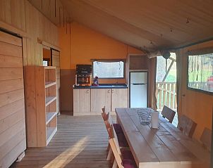 Ruime keuken en eetgedeelte in Safaritent met sanitair, gelegen in Saulgond, Poitou-Charentes, Frankrijk, ideaal voor een ontspannen verblijf.