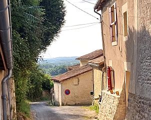 Geniet van de rustieke charme nabij La Nit de la Fontaine, een vakantiehuis in het Franse Brossac, Poitou-Charentes.