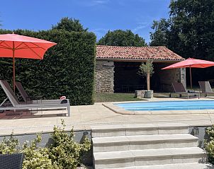Zwembad en terras bij Le Reve de Breuillac, een rustgevend vakantiehuis in Civray, Poitou-Charentes, Frankrijk.
