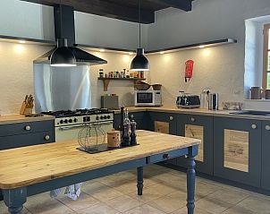 Uitgeruste keuken in Le Reve de Breuillac, vakantiehuis in Civray, Poitou-Charentes, Frankrijk, voor een comfortabele kookervaring.