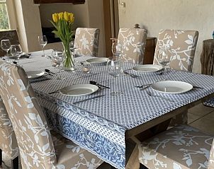 Eetkamer van Le Reve de Breuillac in Civray, Poitou-Charentes, Frankrijk, met sfeervolle decoratie en comfortabele stoelen.