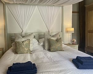 Slaapkamer van Le Reve de Breuillac, een vakantiehuis in Civray, Poitou-Charentes, met stijlvolle inrichting en warme sfeer.