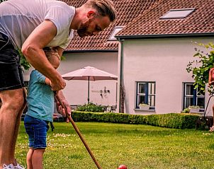 Gezinsplezier op het gras bij Het Hemelsveld - Vakantiewoning De Paardenstallen, Alken, Belgi.