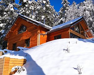 Ontspan in het Huisje in Fraize, een warm vakantiehuis omgeven door sneeuw en bossen in Fraize, Lotharingen, Frankrijk.