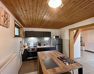 Keukenruimte van Huisje in LE SAULCY, vakantiehuis in Le Saulcy, Lotharingen, met moderne apparatuur en houten details.