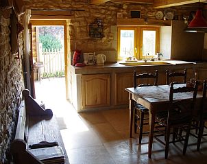 Vakantiehuisje in Louppy, Lotharingen, biedt een charmante keuken met stenen muren en warme houten accenten.