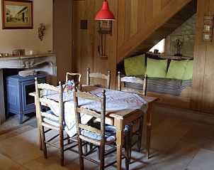 Charmante eetruimte in het Vakantiehuisje in Louppy, Lotharingen, Frankrijk, met traditionele houten elementen en warme ambiance.