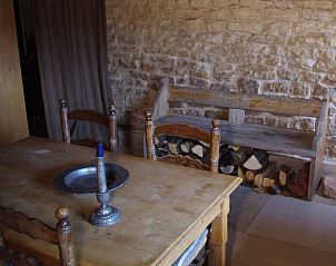 Knusse binnenruimte van Vakantiehuisje in Louppy, Lotharingen, Frankrijk met traditionele inrichting.