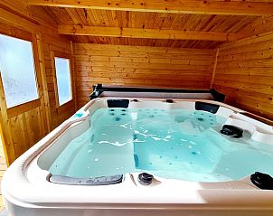 Ervaar ultieme ontspanning in de jacuzzi van Huisje in Abreschviller, een uitnodigend vakantiehuis in Frankrijk.