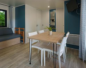 Stijlvolle eetkamer van Prestige Curist Package vakantiehuis in Vittel, Lotharingen, Frankrijk, met eigentijdse inrichting en veel natuurlijk licht.