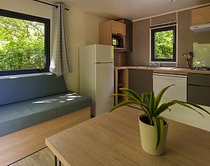 Lichte binnenruimte van vakantiehuis Cottage Prestige in Vittel, Lotharingen, met uitzicht op de natuur en een stijlvolle keuken.