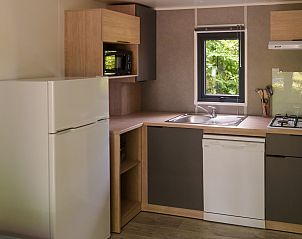 Functionele keuken in Curist pakket Cottage 1 bed, Vittel, Lotharingen, Frankrijk, biedt alles wat je nodig hebt voor een zorgeloos vakantiehuisverblijf.