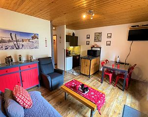 Sfeervolle binnenruimte van Vakantiehuisje in GERARDMER, ideaal voor een ontspannen verblijf in de Franse regio Lotharingen.