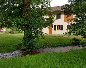 Geniet van de rust bij Vakantiehuisje in GERARDMER, een idyllisch vakantieverblijf in Gerardmer, Lotharingen, Frankrijk met prachtig groen en een beekje.
