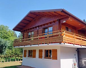 Ontdek Vakantiehuisje in GERARDMER, een idyllisch vakantieverblijf in de bossen van Lotharingen, Frankrijk met ruime veranda.