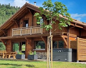 Authentiek houten interieur van Vakantiehuisje in XONRUPT LONGEMER, Lotharingen, Frankrijk, met comfortabele zithoek en gezellige sfeer.