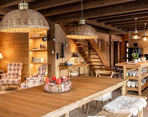 Sfeervolle keuken van Vakantiehuisje in Xonrupt Longemer, Lotharingen, met uitzicht op de winterse natuur en rustieke inrichting.