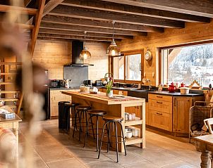 Vakantiehuisje in Xonrupt Longemer, Lotharingen, Frankrijk, heeft een sfeervolle keuken met panoramisch uitzicht op besneeuwde bergen.