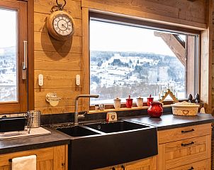 Gezellige keuken in Vakantiehuisje in Xonrupt Longemer, Lotharingen. Ervaar luxe en natuur in deze Franse vakantiewoning.