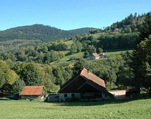 Huisje in Plainfaing, een vakantieaccommodatie in Lotharingen, Frankrijk, biedt een prachtig uitzicht op de omliggende heuvels.