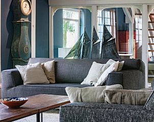 Gezellige zithoek in Vakantiehuisje in Piaam met comfortabele banken, ideaal voor ontspanning aan het IJsselmeer.