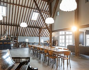 Lichte en ruime woonkamer in Vakantiehuisje in Piaam met piano, ideaal voor muzikale avonden aan de Friese meren.