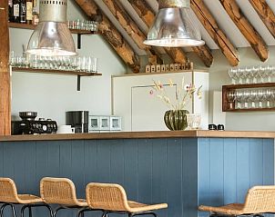 Moderne bar in Vakantiehuisje in Piaam met houten accenten, perfect voor een gezellige avond aan het IJsselmeer.
