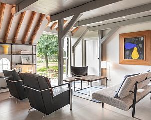 Gezellige leeshoek in Vakantiehuisje in Piaam met comfortabele zitplaatsen, perfect voor een rustige middag aan de Friese meren.