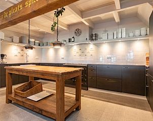 Ruime keuken in Vakantiehuisje in Piaam met houten werkblad en moderne apparatuur, ideaal voor kookliefhebbers aan het IJsselmeer.