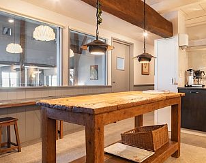 Gezellige keukenhoek in Vakantiehuisje in Piaam met houten details en moderne verlichting, ideaal voor kookplezier aan de Friese meren.