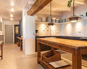 Ruime keuken in Vakantiehuisje in Piaam met rustieke uitstraling, perfect voor een authentieke ervaring aan het IJsselmeer.