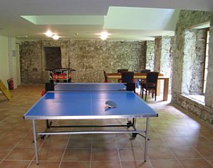 Recreatieruimte met tafeltennis in Maison Polleur, vakantiehuis in de Ardennen, ideaal voor vermaak.