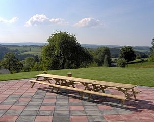 Geniet van het panoramische uitzicht vanaf het terras van Snowview Lodge in Medendorf, Ardennen, Belgi.