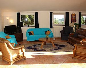 Gezellige woonkamer in Snowview Lodge, Medendorf, Ardennen, Belgi, met comfortabele zitplaatsen en veel natuurlijk licht.